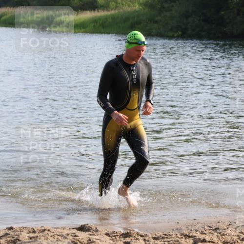 15.06.2025 - 27. Vierlanden-Triathlon Lena Gebhardt http://msf.ph/oto/8046041 15.06.2025 08:41:42 Schwimmen 122 meine-sportfotos.de