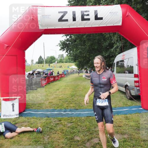 21.06.2025 - 27. Vierlanden-Triathlon MichiJ http://msf.ph/oto/8046044 15.06.2026 13:57:47 Ziel 1097 meine-sportfotos.de