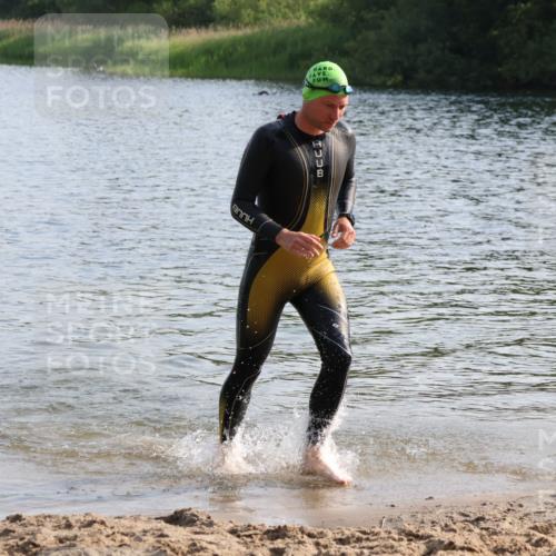 15.06.2025 - 27. Vierlanden-Triathlon Lena Gebhardt http://msf.ph/oto/8046045 15.06.2025 08:41:42 Schwimmen 122 meine-sportfotos.de