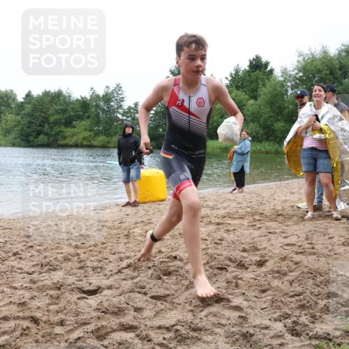 21.06.2025 - 27. Vierlanden-Triathlon Lena Gebhardt http://msf.ph/oto/8046047 15.06.2025 14:52:05 Schwimmen 1352, 1364 meine-sportfotos.de