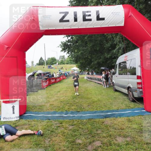 21.06.2025 - 27. Vierlanden-Triathlon MichiJ http://msf.ph/oto/8046049 15.06.2026 13:57:57 Ziel 923 meine-sportfotos.de