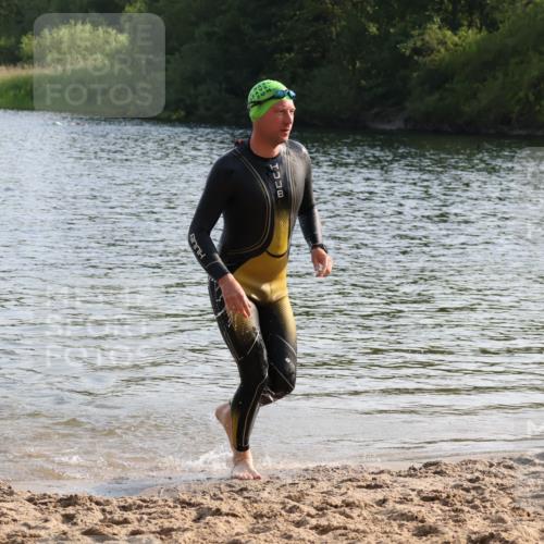 15.06.2025 - 27. Vierlanden-Triathlon Lena Gebhardt http://msf.ph/oto/8046050 15.06.2025 08:41:43 Schwimmen 122 meine-sportfotos.de