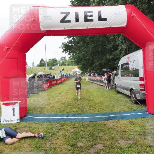 21.06.2025 - 27. Vierlanden-Triathlon MichiJ http://msf.ph/oto/8046052 15.06.2026 13:57:57 Ziel 923 meine-sportfotos.de
