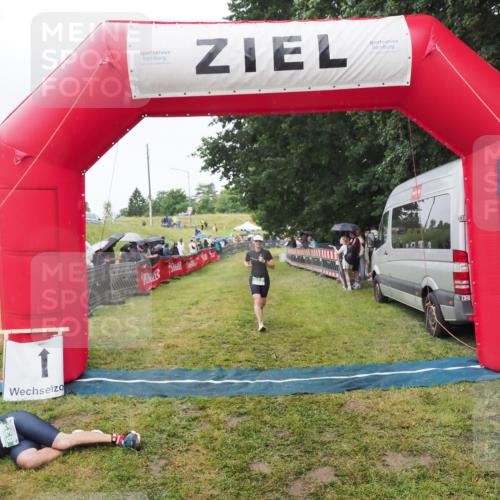 21.06.2025 - 27. Vierlanden-Triathlon MichiJ http://msf.ph/oto/8046056 15.06.2026 13:57:58 Ziel 923 meine-sportfotos.de