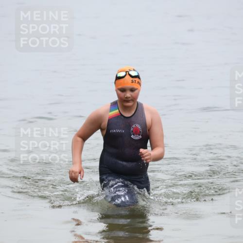 21.06.2025 - 27. Vierlanden-Triathlon Lena Gebhardt http://msf.ph/oto/8046063 15.06.2025 14:52:18 Schwimmen 1361 meine-sportfotos.de