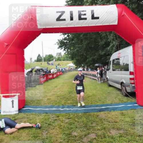 21.06.2025 - 27. Vierlanden-Triathlon MichiJ http://msf.ph/oto/8046064 15.06.2026 13:57:59 Ziel 923 meine-sportfotos.de