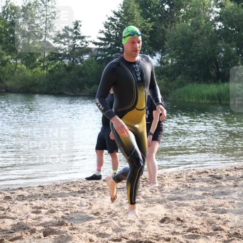 15.06.2025 - 27. Vierlanden-Triathlon Lena Gebhardt http://msf.ph/oto/8046066 15.06.2025 08:41:45 Schwimmen 122 meine-sportfotos.de