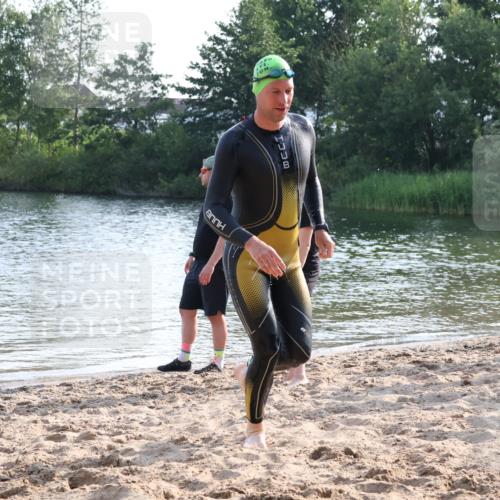 15.06.2025 - 27. Vierlanden-Triathlon Lena Gebhardt http://msf.ph/oto/8046069 15.06.2025 08:41:45 Schwimmen 122 meine-sportfotos.de