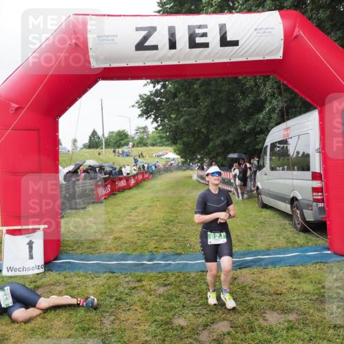 21.06.2025 - 27. Vierlanden-Triathlon MichiJ http://msf.ph/oto/8046072 15.06.2026 13:57:59 Ziel 923 meine-sportfotos.de