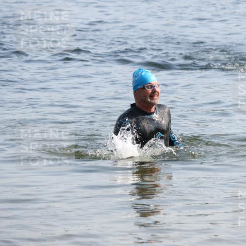 15.06.2025 - 27. Vierlanden-Triathlon Lena Gebhardt http://msf.ph/oto/8046073 15.06.2025 08:41:50 Schwimmen 122 meine-sportfotos.de