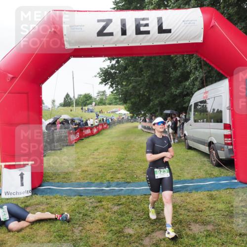 21.06.2025 - 27. Vierlanden-Triathlon MichiJ http://msf.ph/oto/8046074 15.06.2026 13:57:59 Ziel 923 meine-sportfotos.de