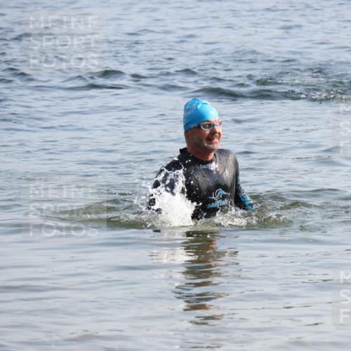 15.06.2025 - 27. Vierlanden-Triathlon Lena Gebhardt http://msf.ph/oto/8046076 15.06.2025 08:41:50 Schwimmen 122 meine-sportfotos.de