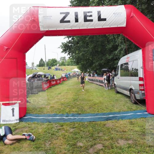 21.06.2025 - 27. Vierlanden-Triathlon MichiJ http://msf.ph/oto/8046079 15.06.2026 13:58:07 Ziel 1116 meine-sportfotos.de