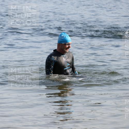 15.06.2025 - 27. Vierlanden-Triathlon Lena Gebhardt http://msf.ph/oto/8046080 15.06.2025 08:41:51 Schwimmen 122 meine-sportfotos.de