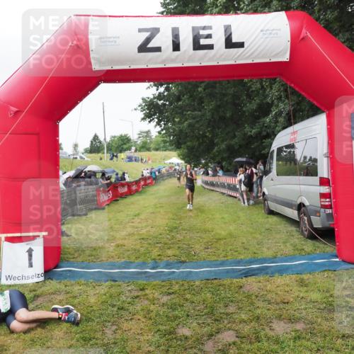 21.06.2025 - 27. Vierlanden-Triathlon MichiJ http://msf.ph/oto/8046081 15.06.2026 13:58:07 Ziel 1116 meine-sportfotos.de