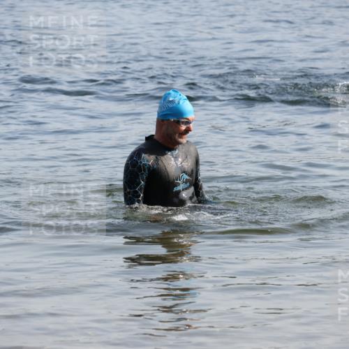 15.06.2025 - 27. Vierlanden-Triathlon Lena Gebhardt http://msf.ph/oto/8046084 15.06.2025 08:41:51 Schwimmen 122 meine-sportfotos.de