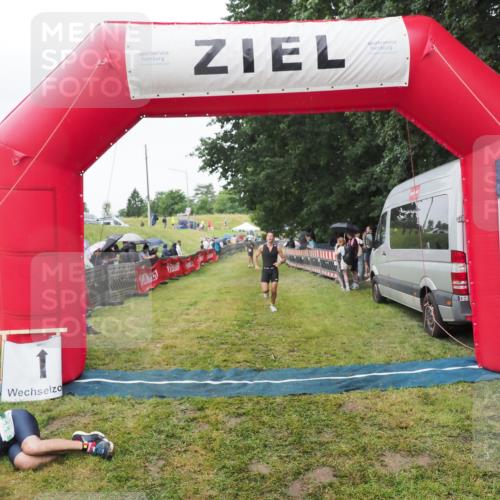 21.06.2025 - 27. Vierlanden-Triathlon MichiJ http://msf.ph/oto/8046086 15.06.2026 13:58:08 Ziel 1116 meine-sportfotos.de
