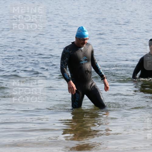 15.06.2025 - 27. Vierlanden-Triathlon Lena Gebhardt http://msf.ph/oto/8046087 15.06.2025 08:41:57 Schwimmen 128 meine-sportfotos.de