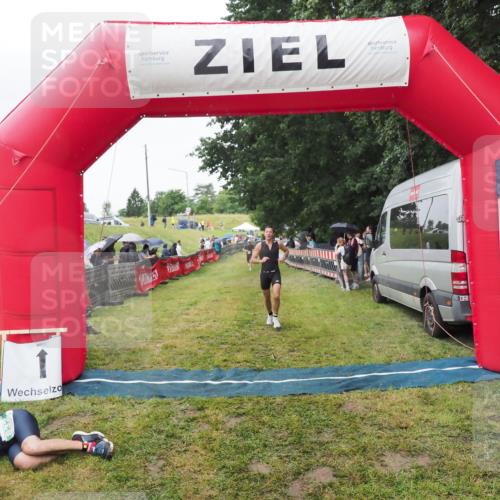 21.06.2025 - 27. Vierlanden-Triathlon MichiJ http://msf.ph/oto/8046090 15.06.2026 13:58:08 Ziel 1116 meine-sportfotos.de