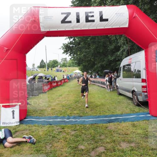 21.06.2025 - 27. Vierlanden-Triathlon MichiJ http://msf.ph/oto/8046092 15.06.2026 13:58:09 Ziel 1116 meine-sportfotos.de
