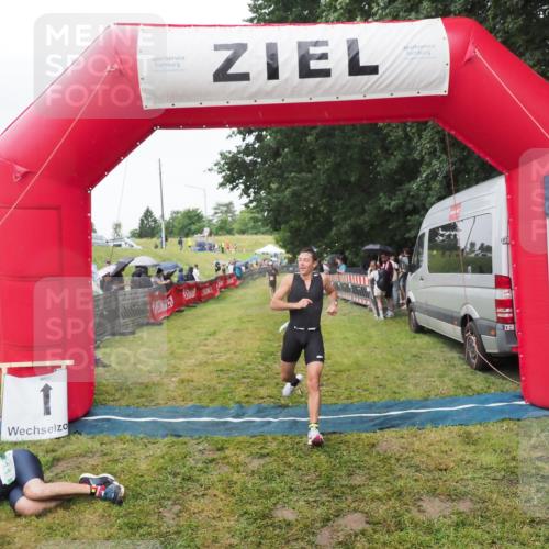 21.06.2025 - 27. Vierlanden-Triathlon MichiJ http://msf.ph/oto/8046098 15.06.2026 13:58:09 Ziel 1116 meine-sportfotos.de