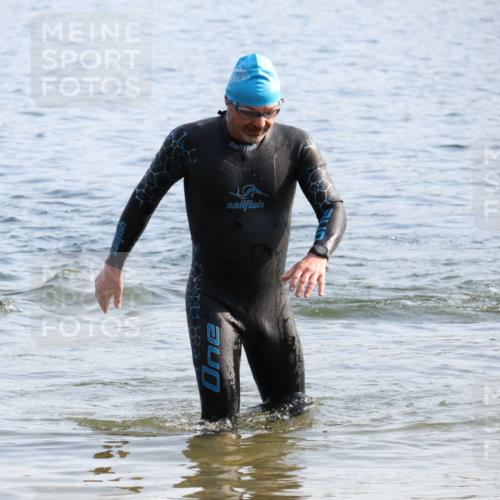 15.06.2025 - 27. Vierlanden-Triathlon Lena Gebhardt http://msf.ph/oto/8046099 15.06.2025 08:41:59 Schwimmen 128 meine-sportfotos.de