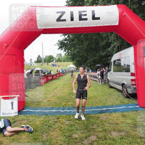 21.06.2025 - 27. Vierlanden-Triathlon MichiJ http://msf.ph/oto/8046100 15.06.2026 13:58:10 Ziel 1116 meine-sportfotos.de