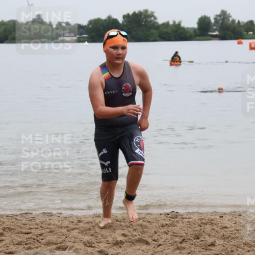 21.06.2025 - 27. Vierlanden-Triathlon Lena Gebhardt http://msf.ph/oto/8046104 15.06.2025 14:52:22 Schwimmen 1361 meine-sportfotos.de