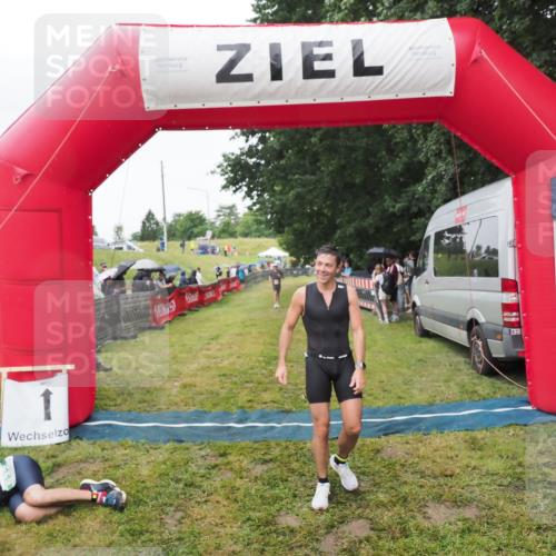 21.06.2025 - 27. Vierlanden-Triathlon MichiJ http://msf.ph/oto/8046105 15.06.2026 13:58:10 Ziel 1116 meine-sportfotos.de