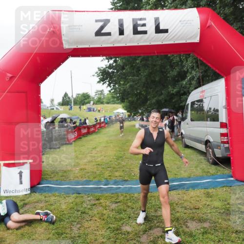 21.06.2025 - 27. Vierlanden-Triathlon MichiJ http://msf.ph/oto/8046107 15.06.2026 13:58:10 Ziel 1116 meine-sportfotos.de