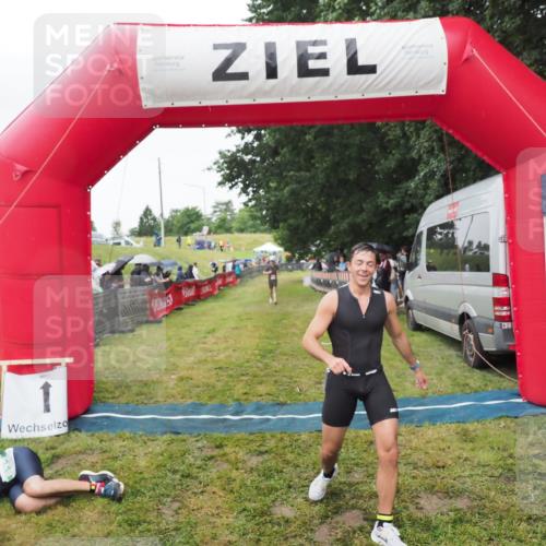 21.06.2025 - 27. Vierlanden-Triathlon MichiJ http://msf.ph/oto/8046109 15.06.2026 13:58:11 Ziel 22, 1116 meine-sportfotos.de