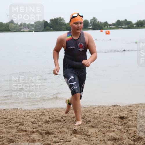 21.06.2025 - 27. Vierlanden-Triathlon Lena Gebhardt http://msf.ph/oto/8046112 15.06.2025 14:52:23 Schwimmen 1361 meine-sportfotos.de