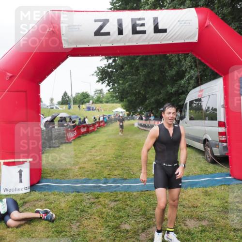 21.06.2025 - 27. Vierlanden-Triathlon MichiJ http://msf.ph/oto/8046114 15.06.2026 13:58:11 Ziel 22, 1116 meine-sportfotos.de
