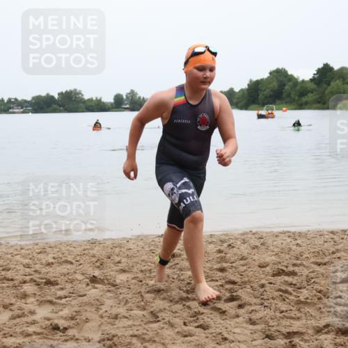 21.06.2025 - 27. Vierlanden-Triathlon Lena Gebhardt http://msf.ph/oto/8046115 15.06.2025 14:52:23 Schwimmen 1361 meine-sportfotos.de