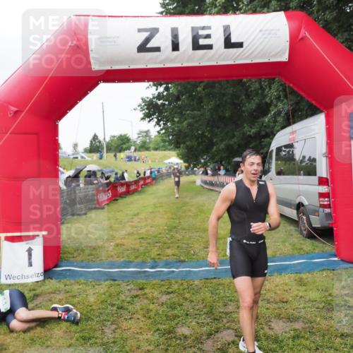 21.06.2025 - 27. Vierlanden-Triathlon MichiJ http://msf.ph/oto/8046116 15.06.2026 13:58:11 Ziel 22, 1116 meine-sportfotos.de