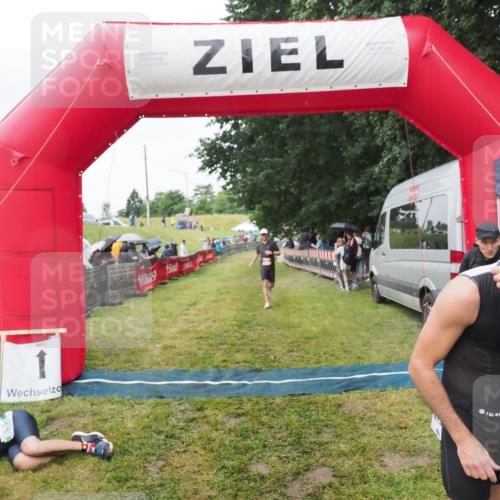 21.06.2025 - 27. Vierlanden-Triathlon MichiJ http://msf.ph/oto/8046118 15.06.2026 13:58:13 Ziel 22, 1116 meine-sportfotos.de