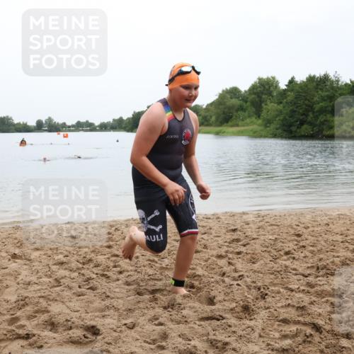 21.06.2025 - 27. Vierlanden-Triathlon Lena Gebhardt http://msf.ph/oto/8046127 15.06.2025 14:52:24 Schwimmen 1361 meine-sportfotos.de