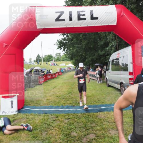 21.06.2025 - 27. Vierlanden-Triathlon MichiJ http://msf.ph/oto/8046129 15.06.2026 13:58:15 Ziel 22, 1116 meine-sportfotos.de