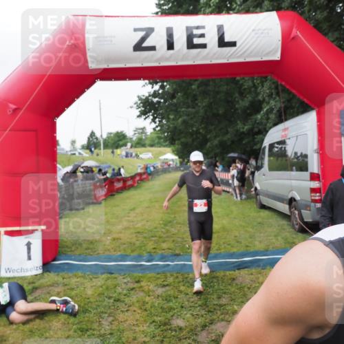 21.06.2025 - 27. Vierlanden-Triathlon MichiJ http://msf.ph/oto/8046131 15.06.2026 13:58:16 Ziel 22, 1116 meine-sportfotos.de