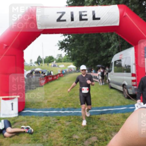 21.06.2025 - 27. Vierlanden-Triathlon MichiJ http://msf.ph/oto/8046134 15.06.2026 13:58:16 Ziel 22, 1116 meine-sportfotos.de