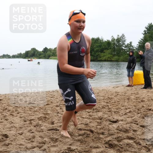 21.06.2025 - 27. Vierlanden-Triathlon Lena Gebhardt http://msf.ph/oto/8046136 15.06.2025 14:52:24 Schwimmen 1361 meine-sportfotos.de