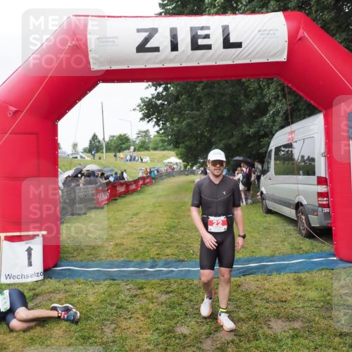21.06.2025 - 27. Vierlanden-Triathlon MichiJ http://msf.ph/oto/8046137 15.06.2026 13:58:16 Ziel 22, 1116 meine-sportfotos.de
