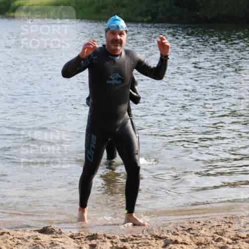 15.06.2025 - 27. Vierlanden-Triathlon Lena Gebhardt http://msf.ph/oto/8046138 15.06.2025 08:42:04 Schwimmen 71, 121, 128, 135 meine-sportfotos.de