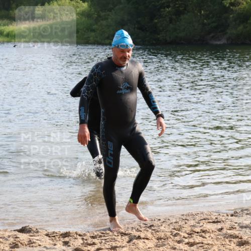 15.06.2025 - 27. Vierlanden-Triathlon Lena Gebhardt http://msf.ph/oto/8046149 15.06.2025 08:42:04 Schwimmen 71, 121, 128, 135 meine-sportfotos.de