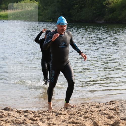 15.06.2025 - 27. Vierlanden-Triathlon Lena Gebhardt http://msf.ph/oto/8046153 15.06.2025 08:42:05 Schwimmen 71, 121, 128, 135 meine-sportfotos.de