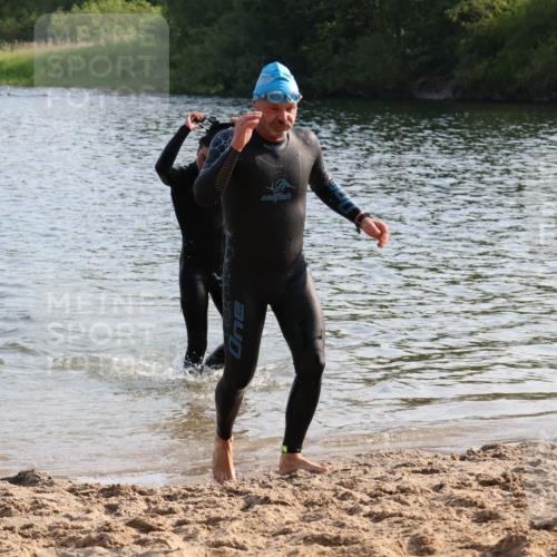 15.06.2025 - 27. Vierlanden-Triathlon Lena Gebhardt http://msf.ph/oto/8046156 15.06.2025 08:42:05 Schwimmen 71, 121, 128, 135 meine-sportfotos.de