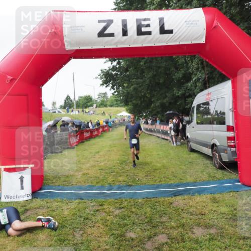 21.06.2025 - 27. Vierlanden-Triathlon MichiJ http://msf.ph/oto/8046161 15.06.2026 13:58:33 Ziel 838 meine-sportfotos.de