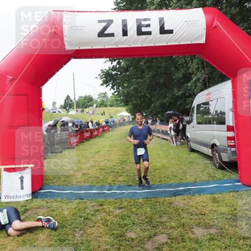 21.06.2025 - 27. Vierlanden-Triathlon MichiJ http://msf.ph/oto/8046163 15.06.2026 13:58:34 Ziel 838 meine-sportfotos.de