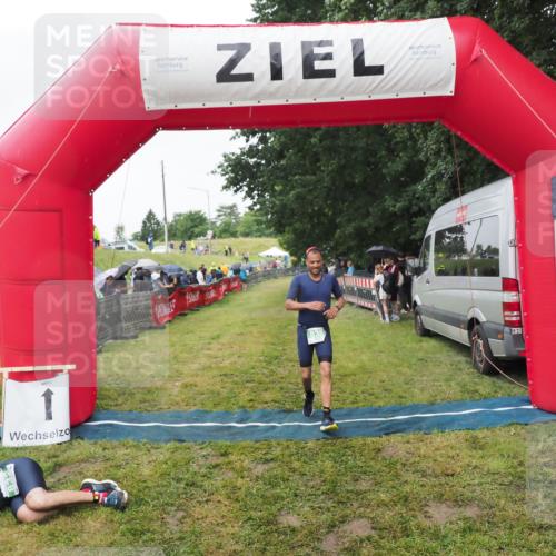21.06.2025 - 27. Vierlanden-Triathlon MichiJ http://msf.ph/oto/8046166 15.06.2026 13:58:34 Ziel 838 meine-sportfotos.de