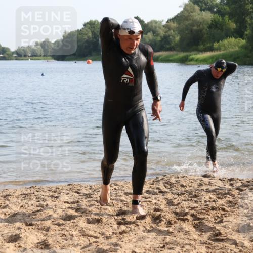 15.06.2025 - 27. Vierlanden-Triathlon Lena Gebhardt http://msf.ph/oto/8046171 15.06.2025 08:42:07 Schwimmen 71, 121, 128, 135, 191 meine-sportfotos.de